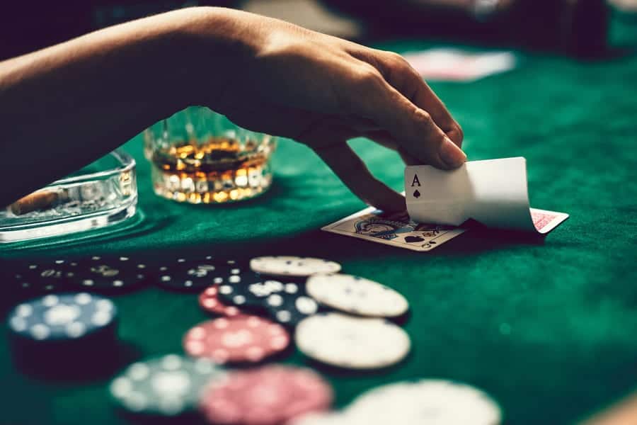 Không nên bỏ qua những chiến thuật chơi Poker hữu ích sau - Hình 1